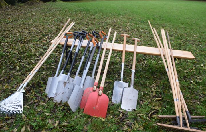 3. Parkpflegeseminar Wechselburg: Gartenwerkzeuge liegen bereit
