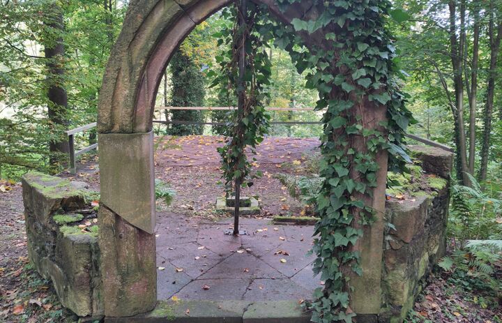 Kapelle im Schlosspark Wechselburg nach Reinigungsarbeiten - Link: Ganz neue Sichten
